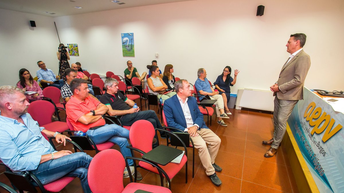 Un momento de la reunión en la sede de la Asociación de Empresarios del Polígono de Villalonquéjar con responsables de Aguas de Burgos.