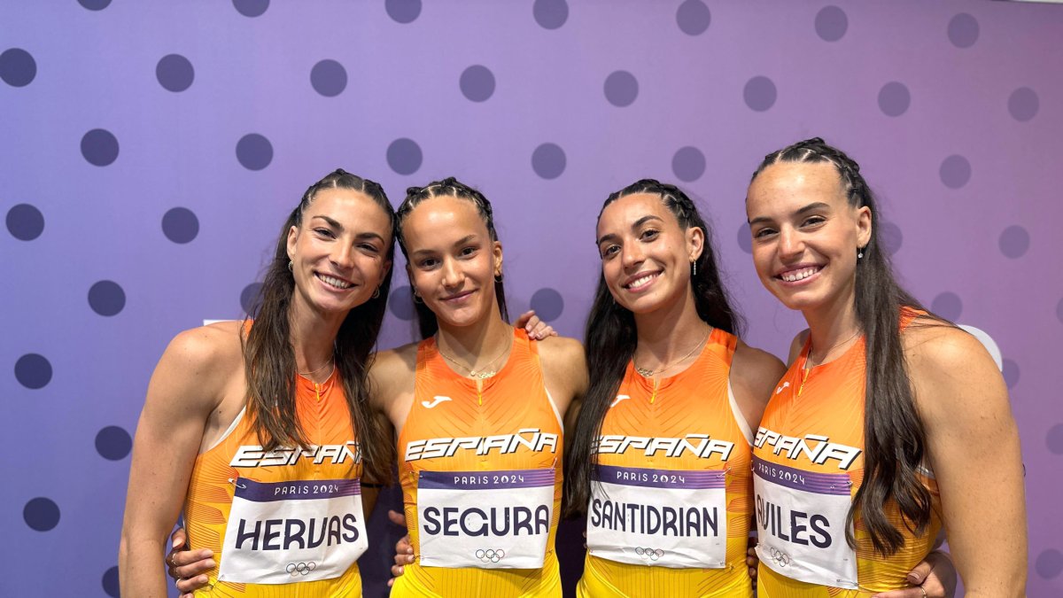 La atleta burgalesa Eva Santidrián junto a sus compañeras de relevos Blanca Hervás, Berta Segura y Carmen Avilés