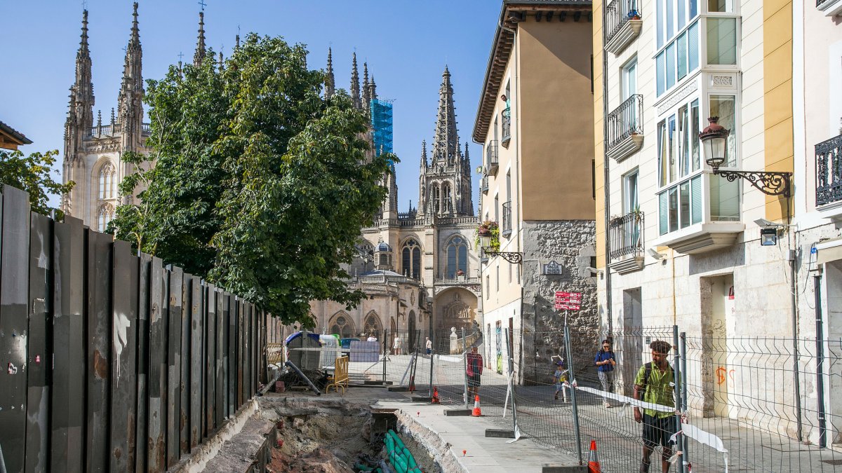 Excavación en la calle Fernán González donde se colocará una isla completa tras eliminarse la de la plaza de los Castaños.