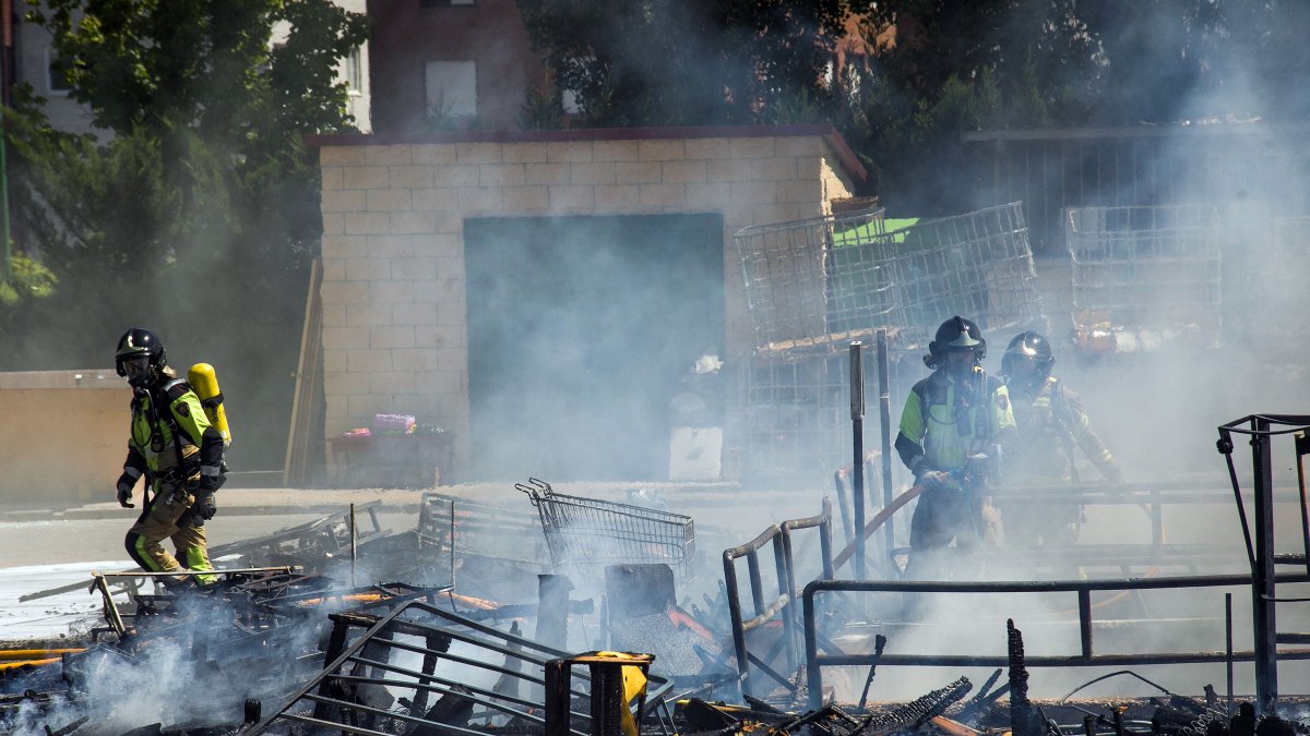 Los Bomberos de Burgos intervienen en el incendio.