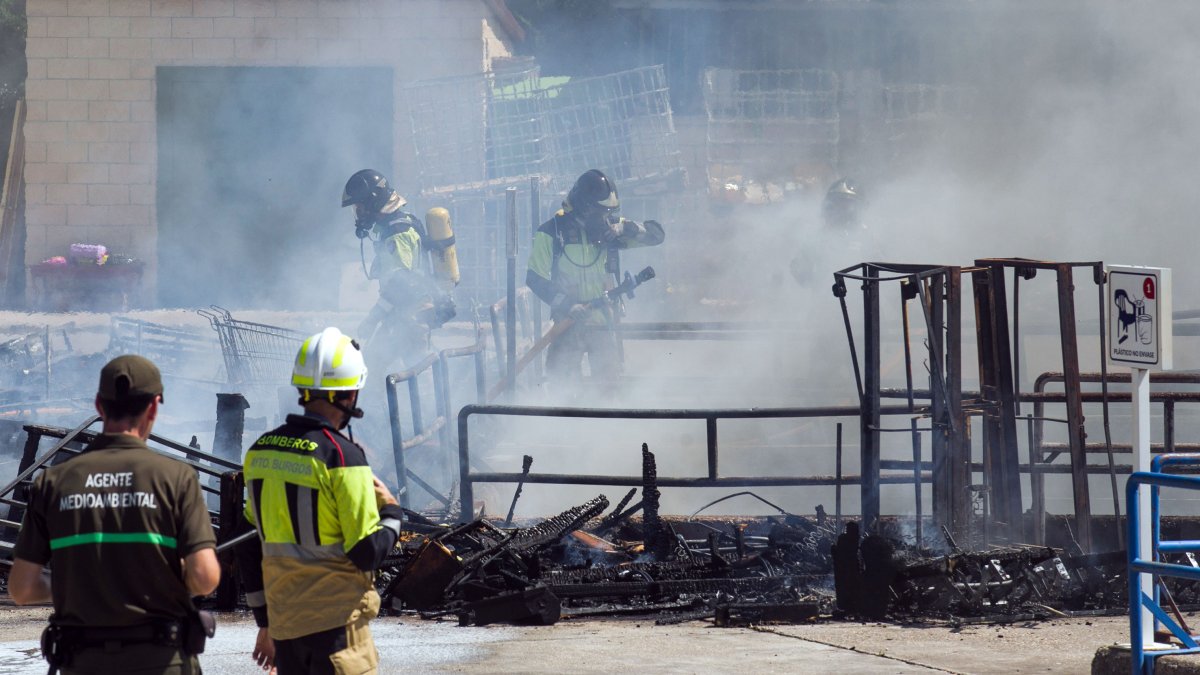 Intervención de los bomberos en el punto limpio de Burgos.