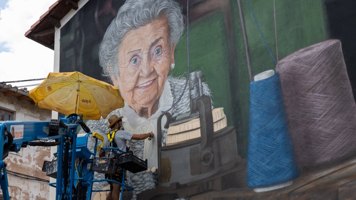 Cristian Sasa plasmó a Julia Rubio con su máquina en una de las entradas de la localidad.