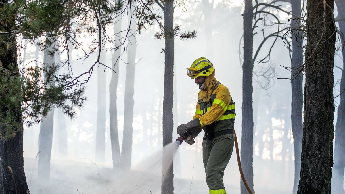 Imagen de archivo de un miembro de una cuadrilla en un incendio.
