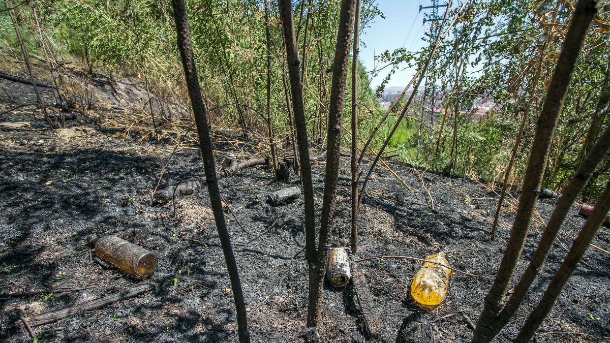 Botellas en la zona incendiada.
