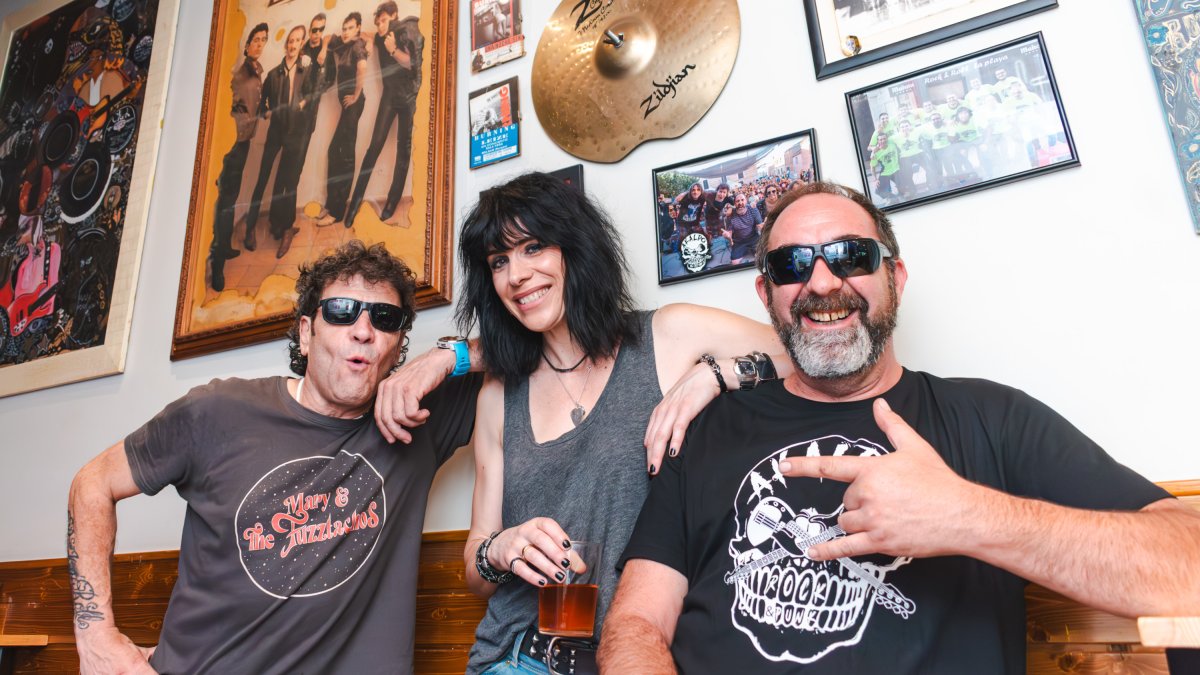 Chuchi, Marta e Isaac, componentes de Akaldo, en el bar La Playa.