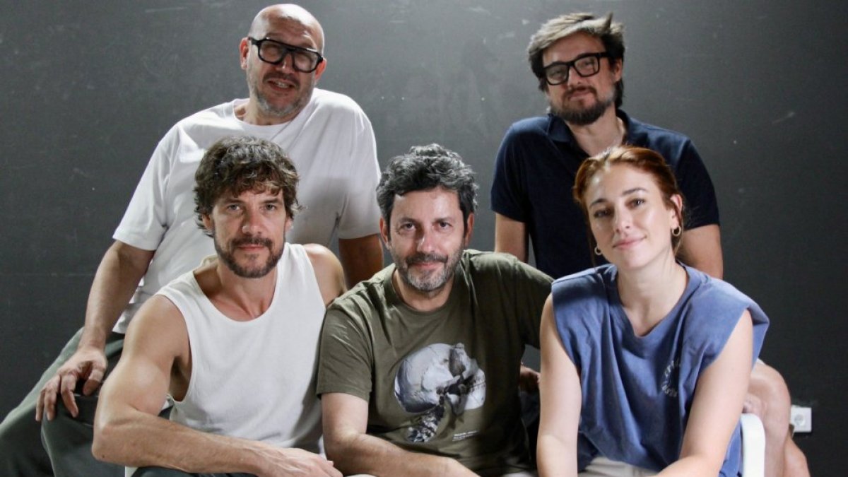 Los productores Diego Rodríguez y Coque Serrano junto al director Manuel Ríos y actores protagonistas.