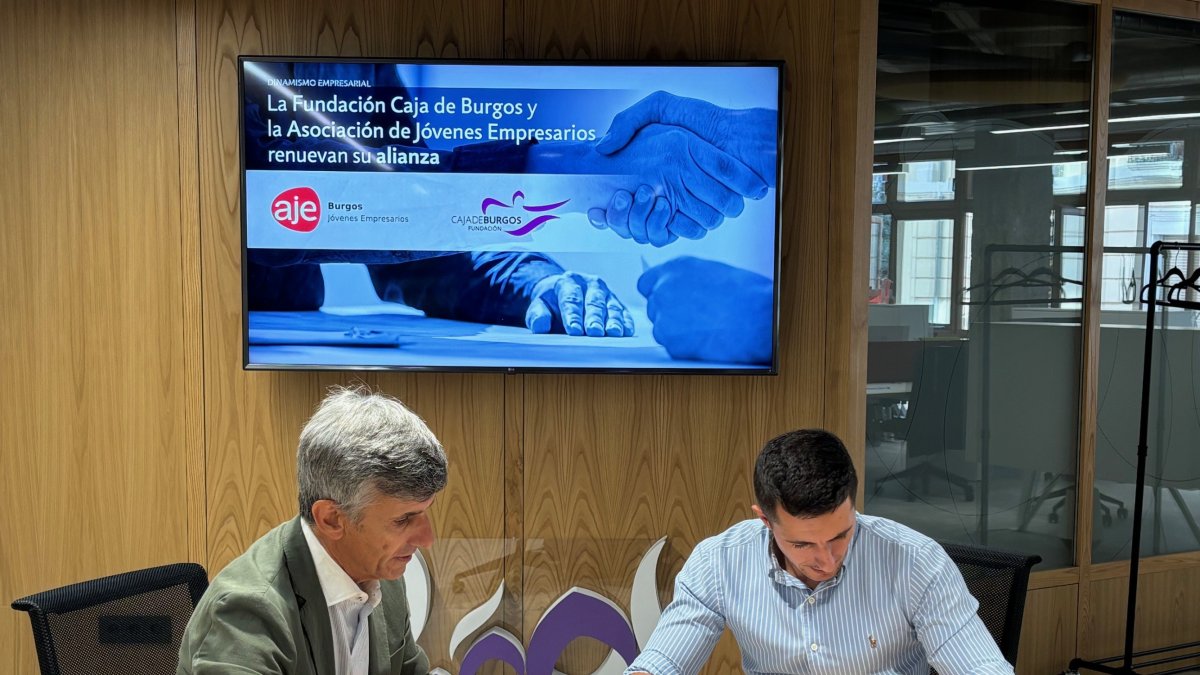 Javier Cuasante y Mario Pérez sellan el acuerdo.