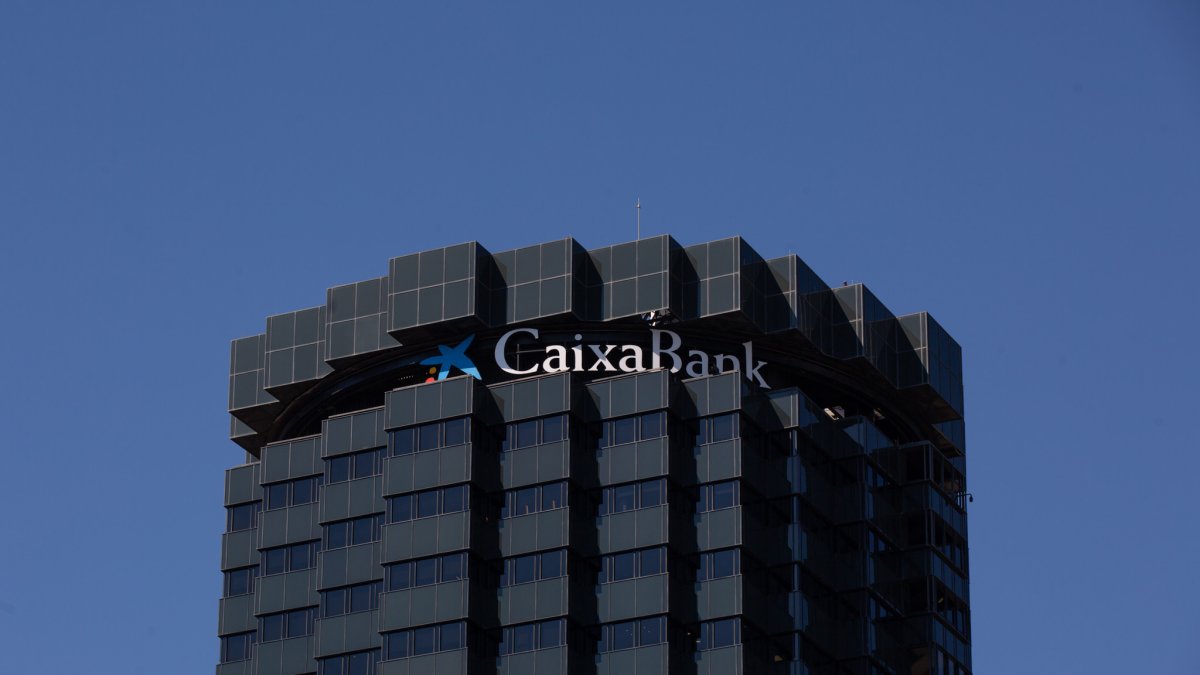 Archivo - Fachada de la sede de CaixaBank en la Avenida Diagonal de Barcelona