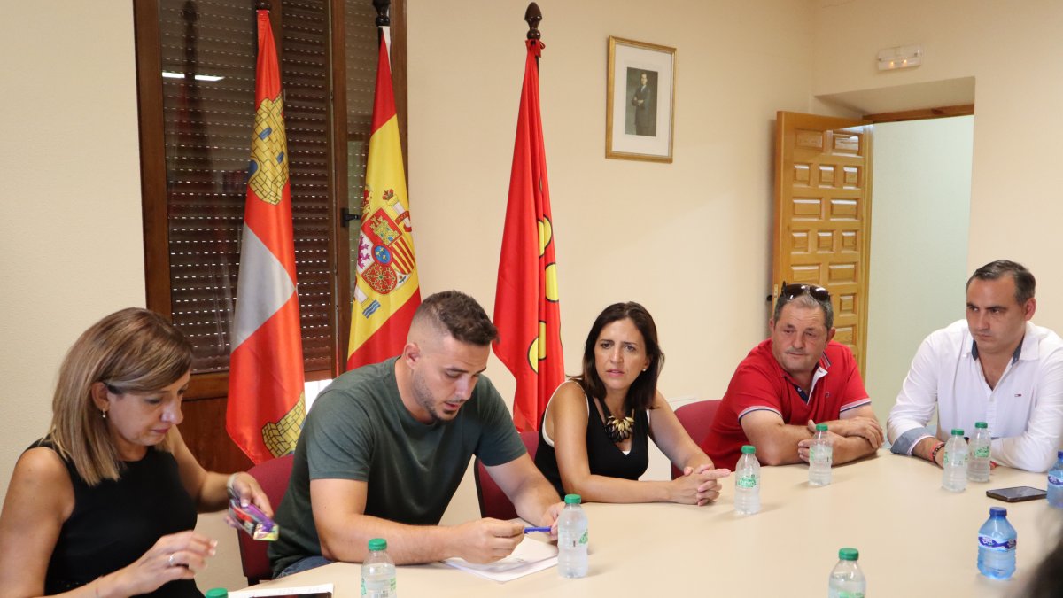 Imagen de la reunión de representantes del PSOE con la Corporación de La Horra