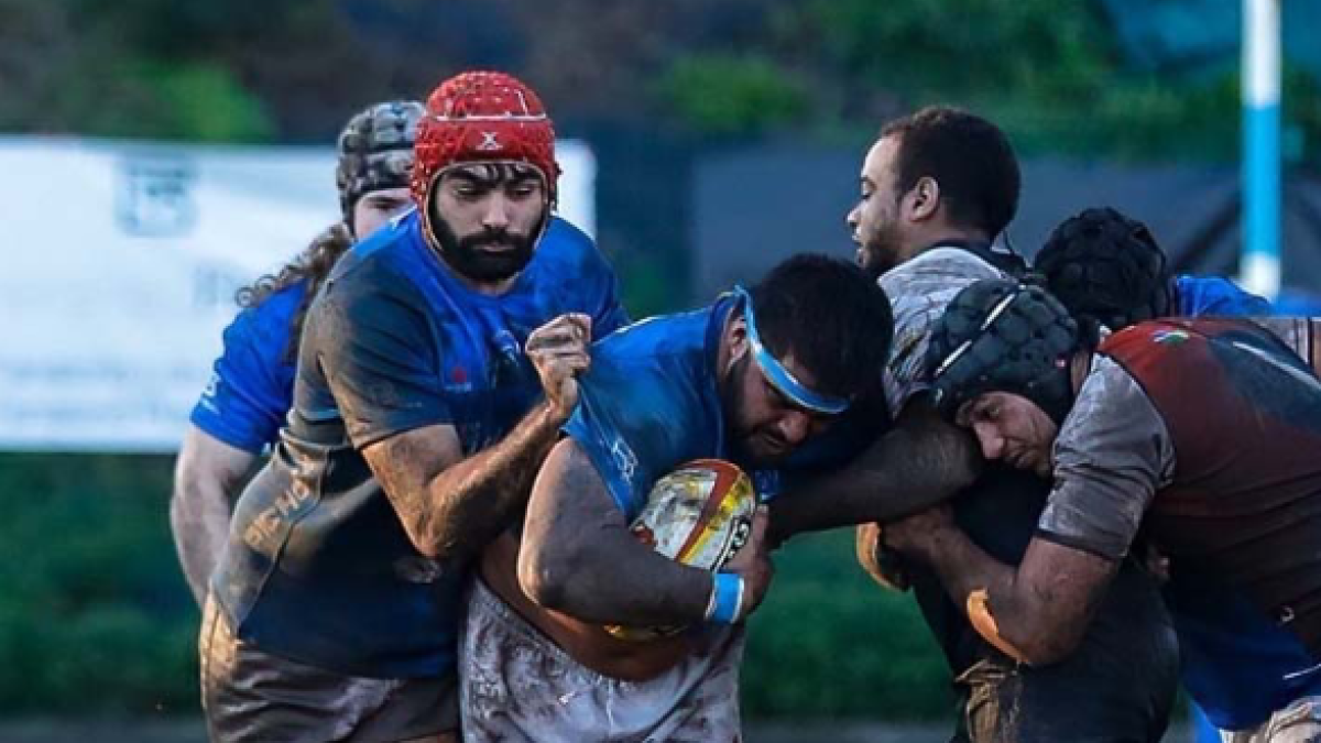 Matías Sánchez, con el oval, durante un partido.