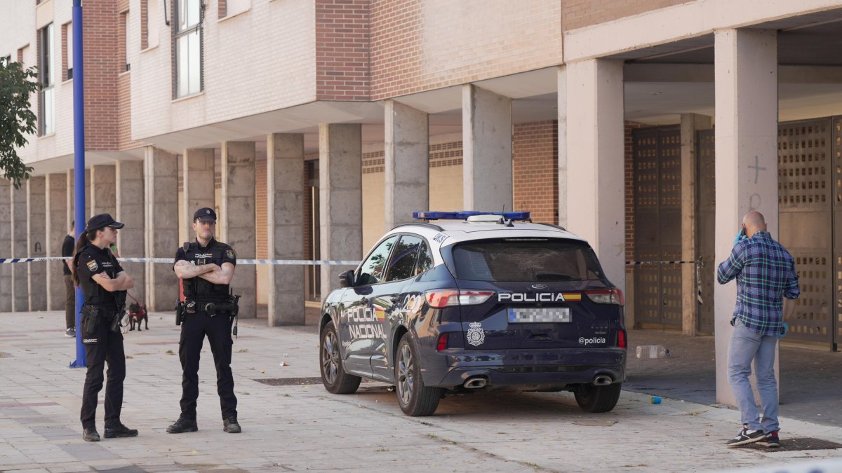 Varios agentes de la Policía en el lugar donde han ocurrido los hechos, a 12 de agosto de 2024, en Valladolid, Castilla y León (España).