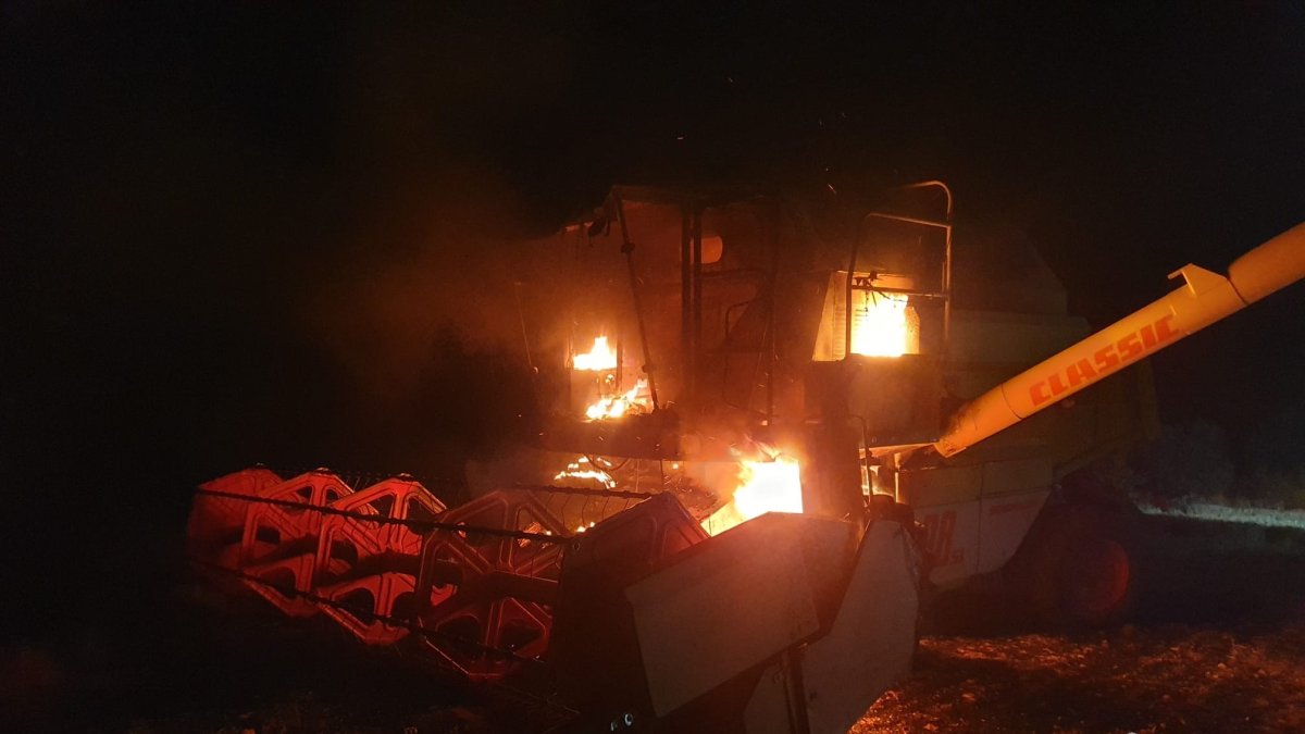Una cosechadora ardiendo en Las Hormazas.