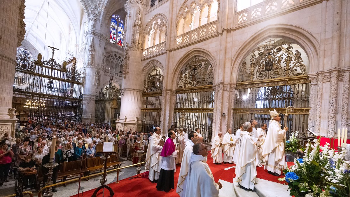 La misa del día de la patrona de la ciudad se celebró en el altar mayor de la Catedral, abarrotado de público.