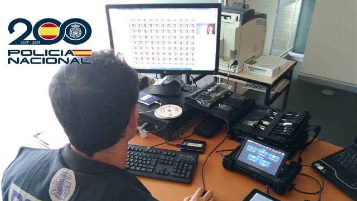 Agente de la Policía Nacional en el transcurso de una investigación