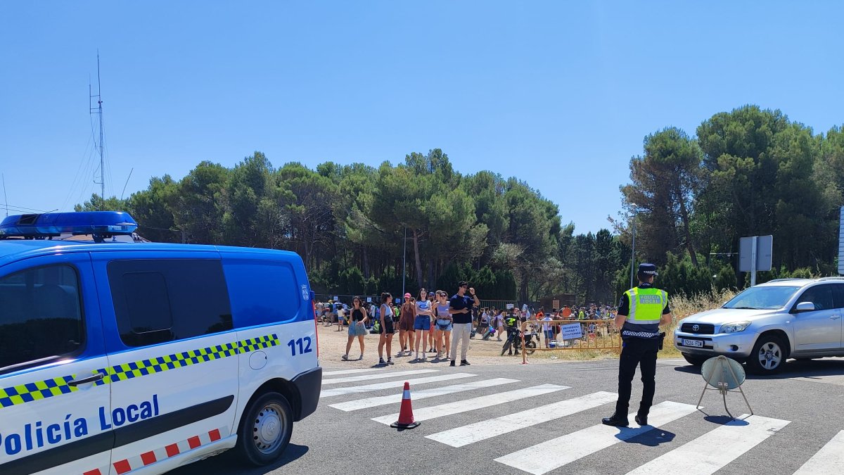 Un agente de la Policía Local vigila el tráfico en uno de los pasos de cebra de Aranda.