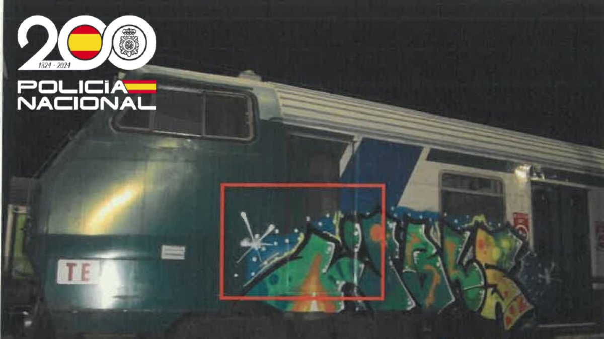 Uno de los trenes vandalizados con pintadas.