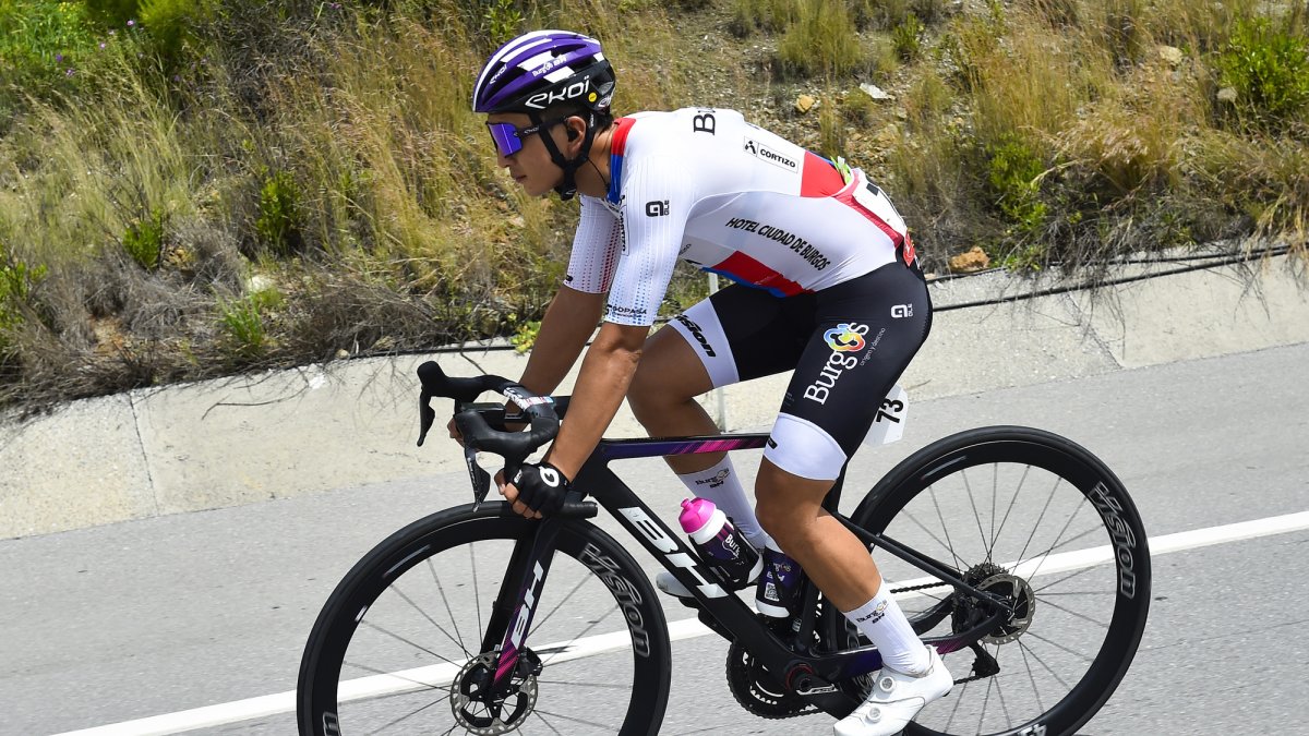 Jambaljamts Sainbayar lució el maillot de campeón nacional en la primera mitad de la temporada.