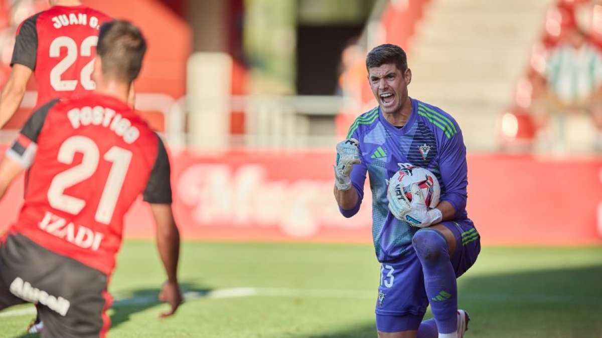 El portero del CDMirandés, Raúl Fernández.