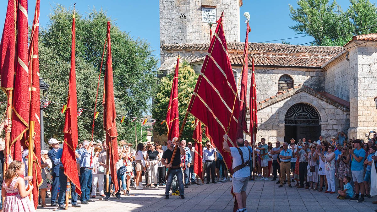 Saludo de los estandartes de otros municipios al pendón del pueblo anfitrión de la Fiesta de la Merindad de Río Ubierna.