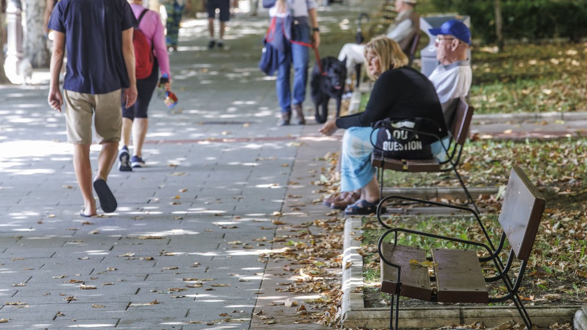 Banco de madera modelo Madrid, uno de los más frecuentes en la ciudad.