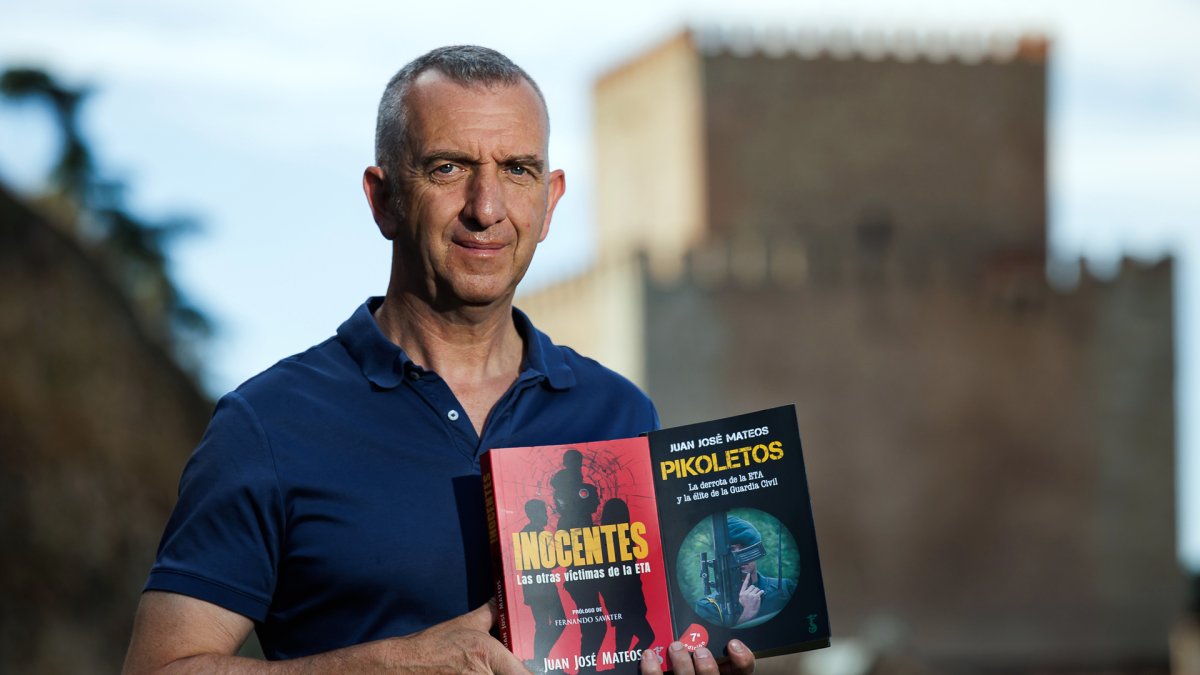 El guardia civil y escritor de Ciudad Rodrigo(Salamanca), Juan José Mateos, continúa plasmando sobre el papel la historia de víctimas de ETA