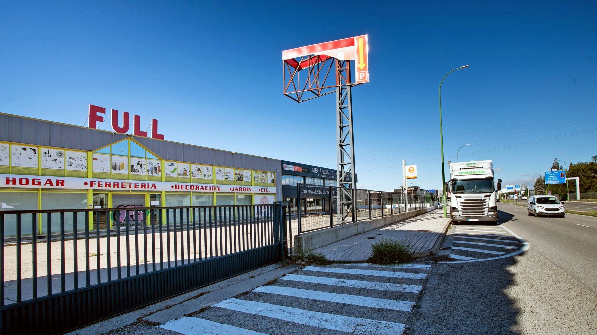 La cadena de supermercados de descuento Mere, conocida como el ‘Lidl ruso’, se emplazará en esta nave del polígono de Gamonal, junto a la N-I .