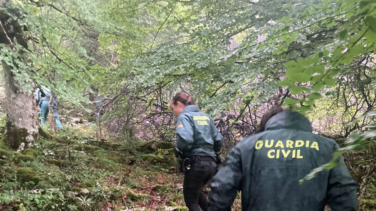 El menor acompañado de los rescatadores.