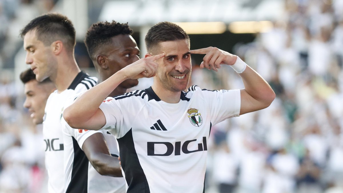 Dani Ojeda hace un gesto a la cámara en la celebración del segundo tanto del Burgos CF, antes del descanso.