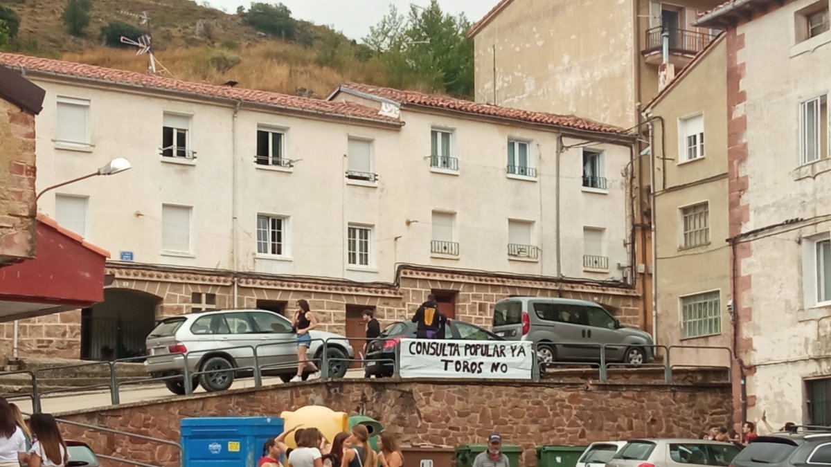 Una de las pancartas contra los toros en Pradoluengo.