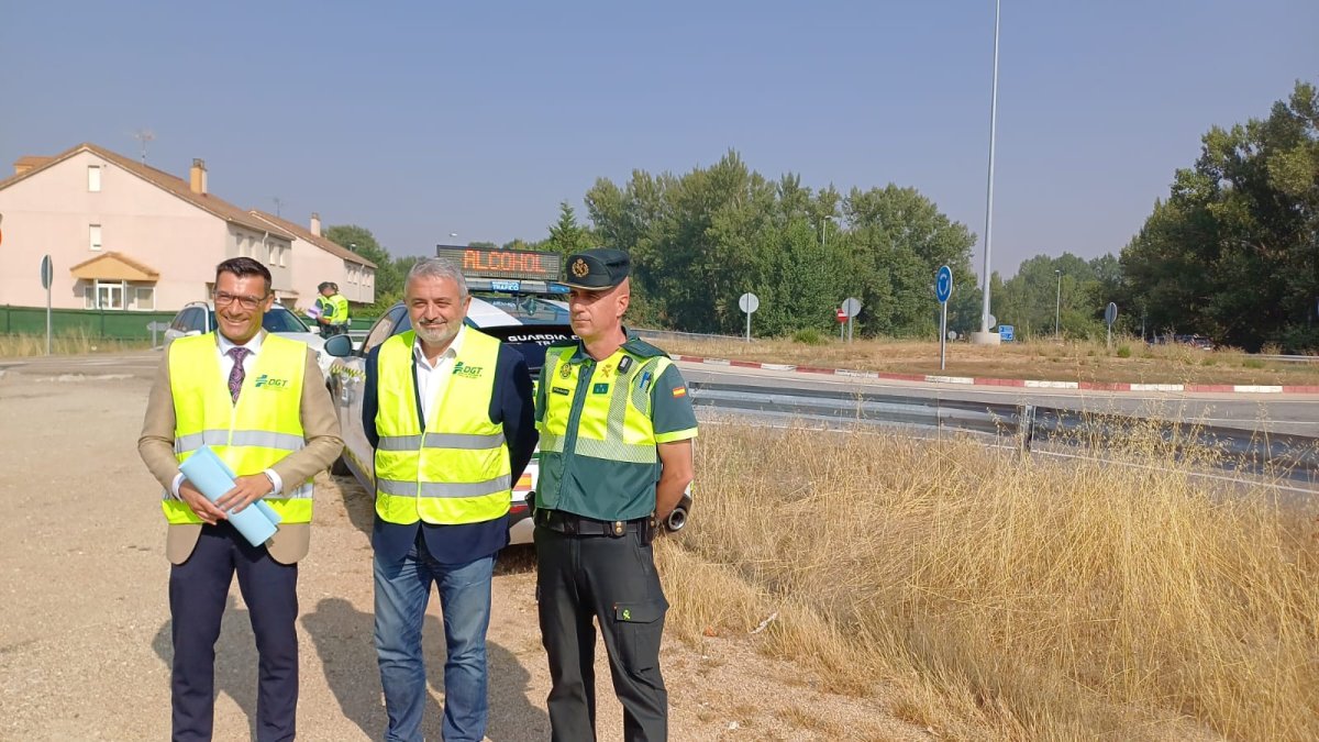 El subdelegado del Gobierno en Burgos, Pedro de la Fuente, junto al jefe provincial de Tráfico, Raúl Galán, y el capitán del subsector de tráfico de la Guardia Civil, Juan Antonio Jiménez.