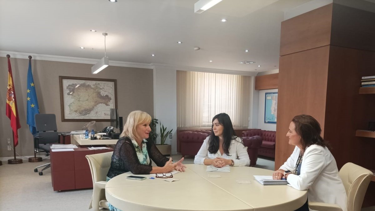 Leticia García (i), junto a Leticia Mingueza y  la directora general de Economía Social y Autónomos, Emma Fernández.