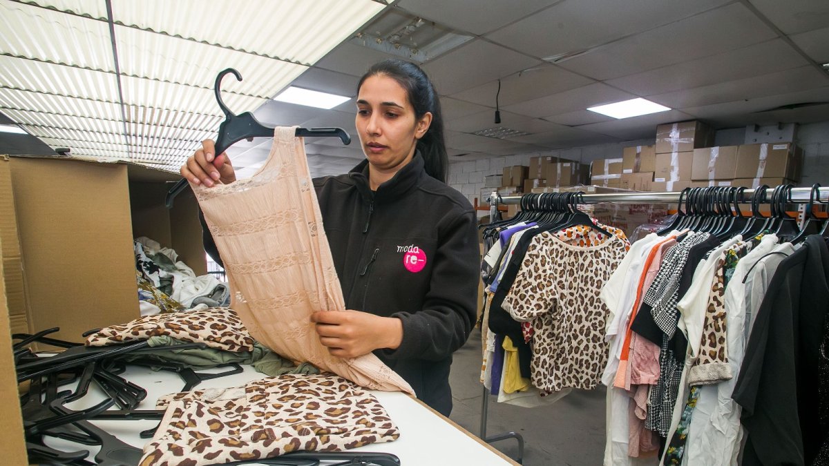 Proceso de selección de prendas recogidas por Cáritas para vender en sus tiendas Moda-Re.