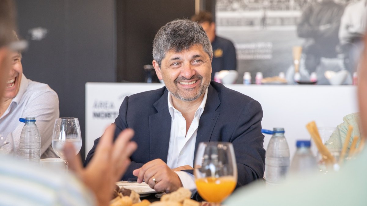 El presidente de la entidad blanquinegra desgranó sus objetivos de temporada ayer en un desayuno.