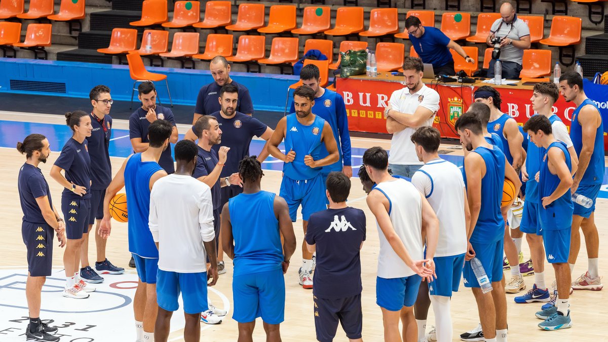 La plantilla y el cuerpo técnico reunidos en el centro de la cancha en torno a su nuevo entrenador en el segundo entrenamiento de la pretemporada.