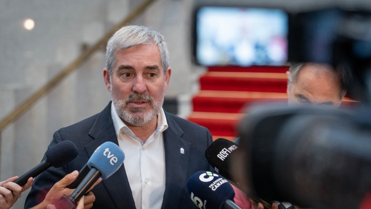El presidente del Gobierno de Canarias, Fernando Clavijo, tras el encuentro con los grupos parlamentarios para renovar el consenso (todos menos Vox) y pedir  un acuerdo PSOE-PP para la ley de menores migrantes