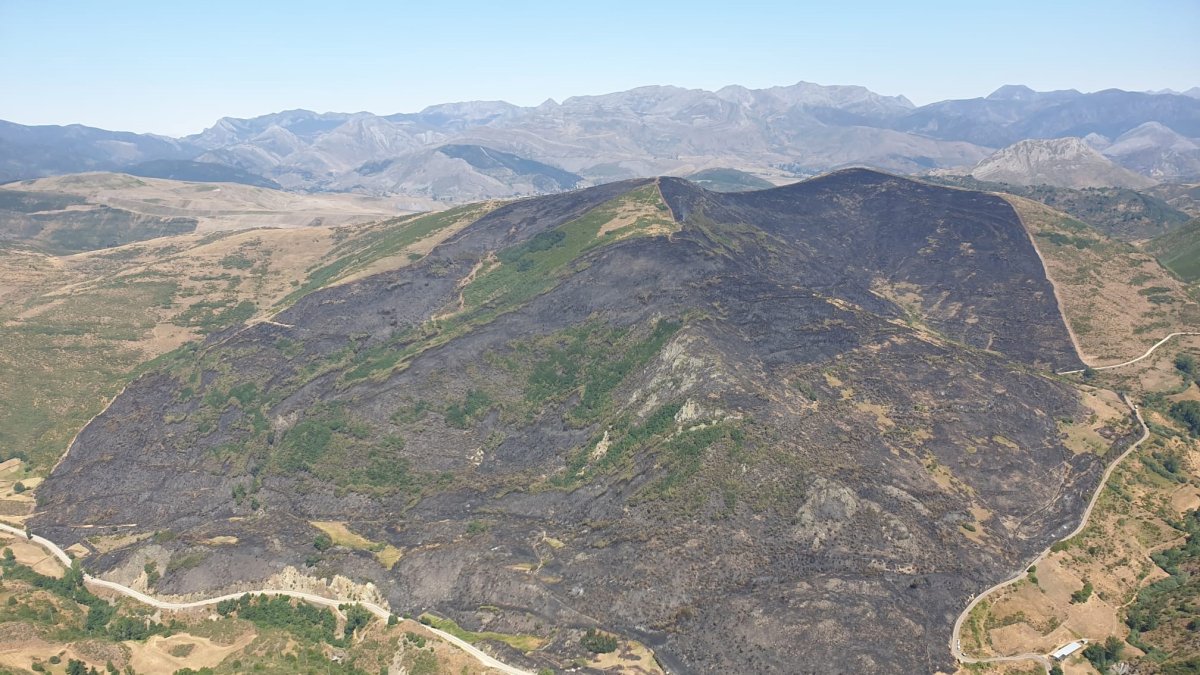 Imágenes del incendio de Villablino (León) este miércoles, 21 de agosto