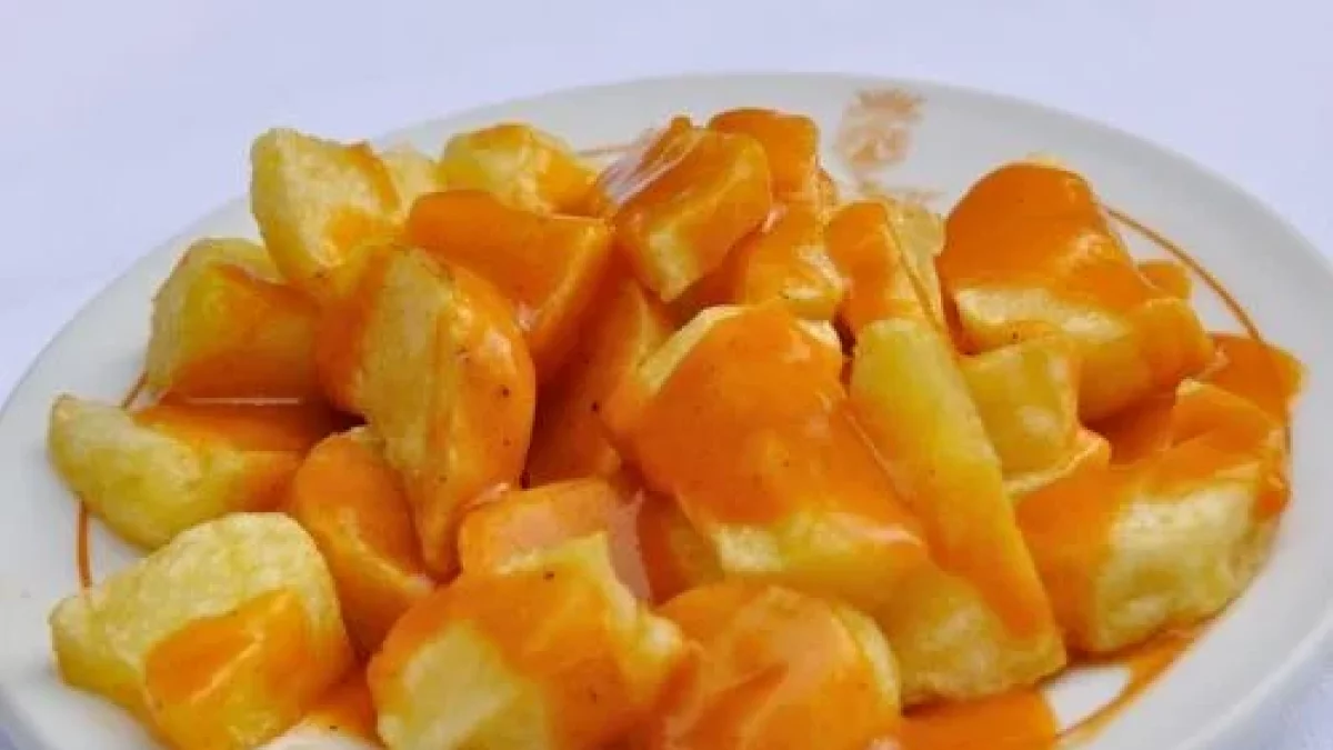 Imagen de las típicas patatas bravas del Meson Burgos cuya receta tiene más de 60 años