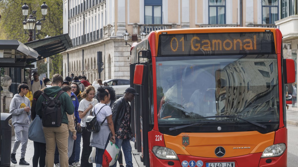 Un grupo de viajeros acceden al autobús que recorre la línea 1, que enlaza el centro con Gamonal.