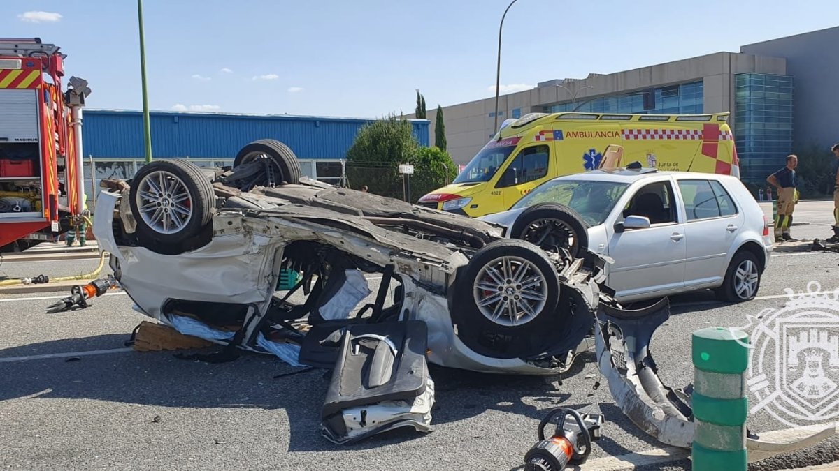 Así quedaron los vehículos tras evacuar a dos jóvenes heridos de gravedad.