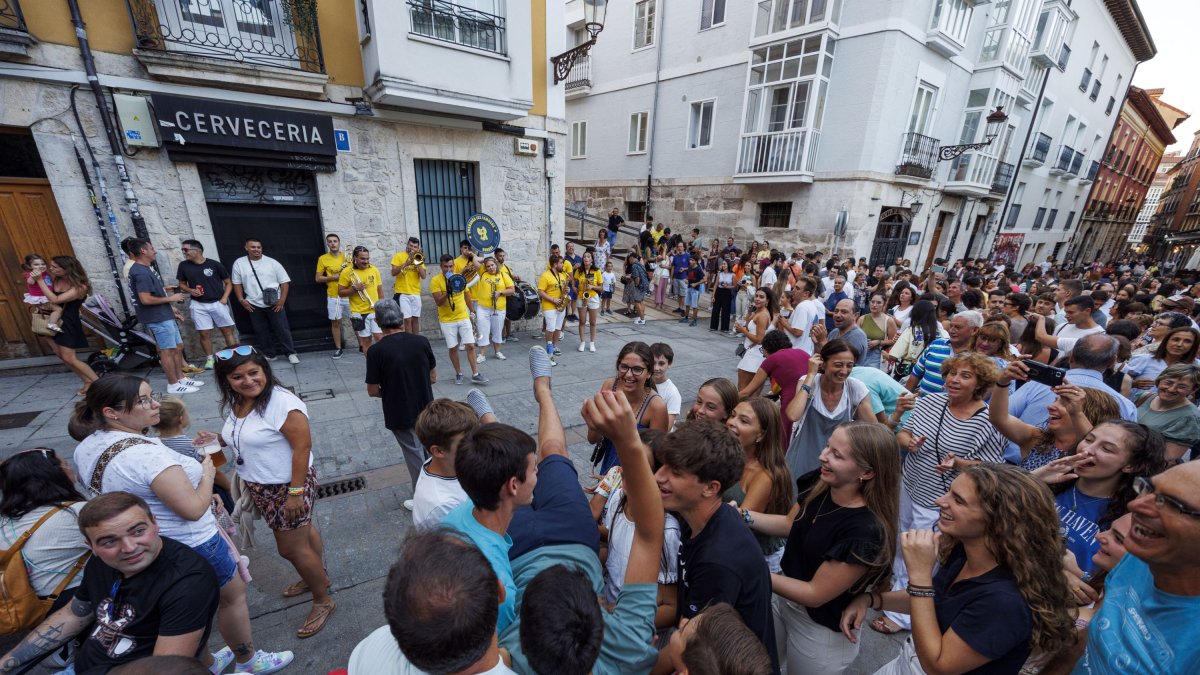 La plaza de los Castaños, a reventar con la música de la charanga Los Famosos.