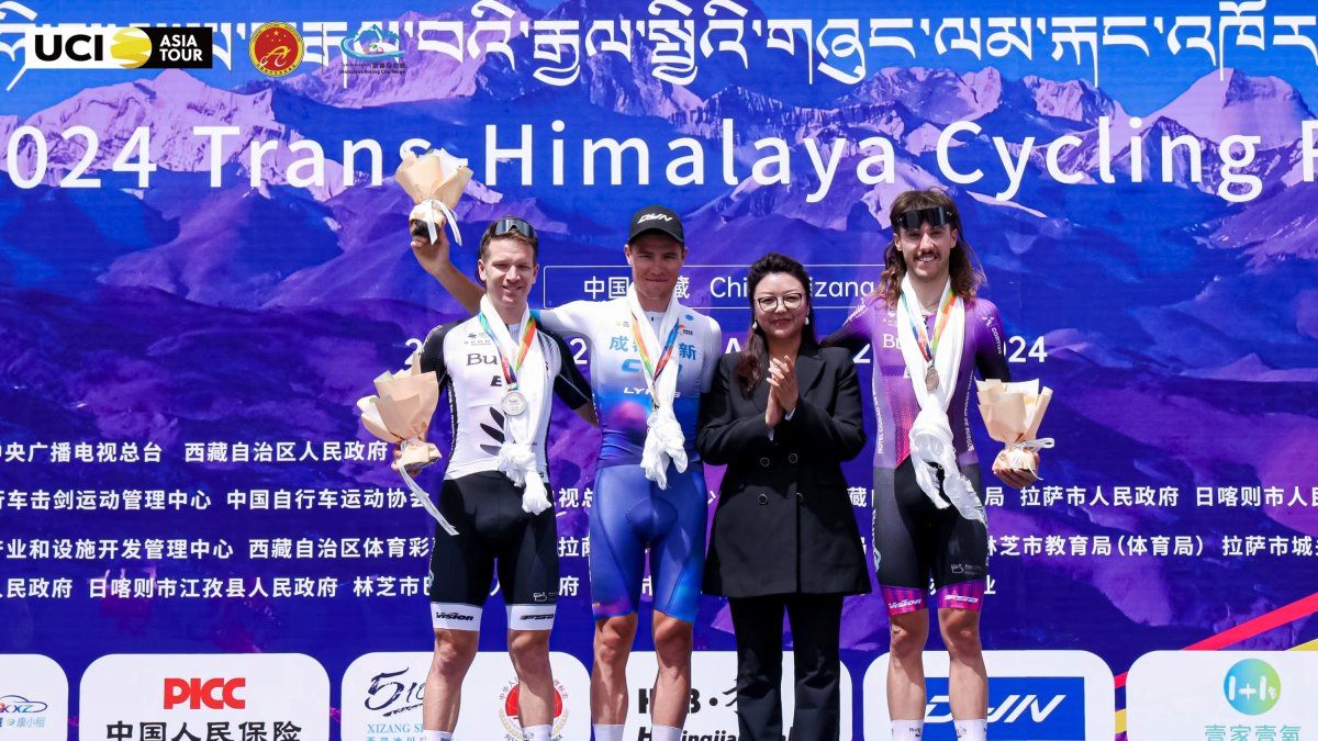 Gate y Jackson, en el podio de la segunda etapa.