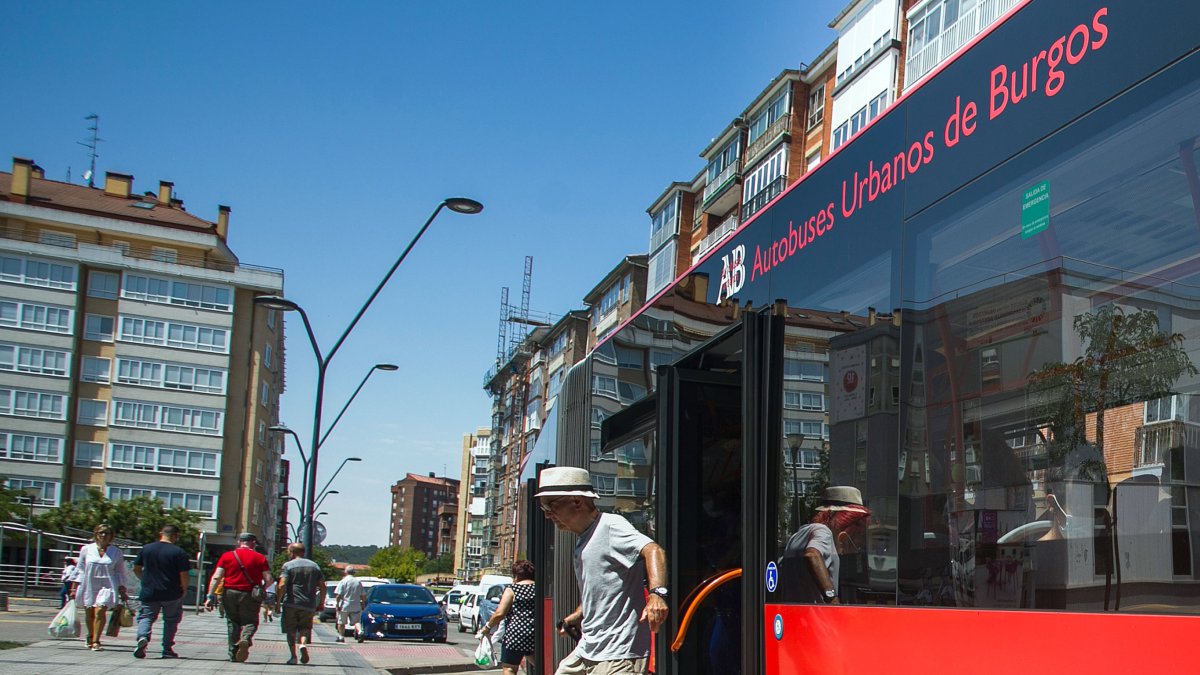 Un hombre mayor desciende de un autobús en Gamonal.