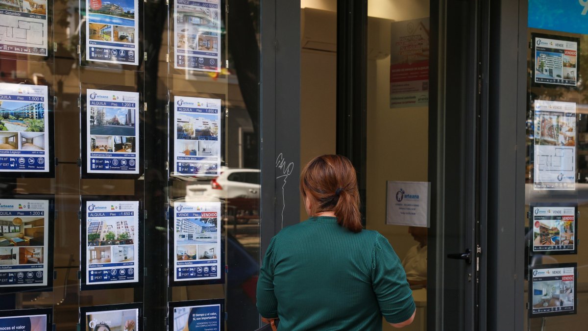 Archivo - Escaparate de una inmobiliaria, a 17 de julio de 2024.