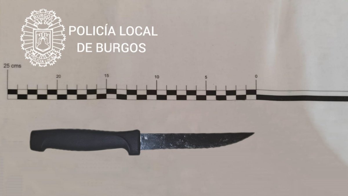Arma blanca incautada por la policía local.