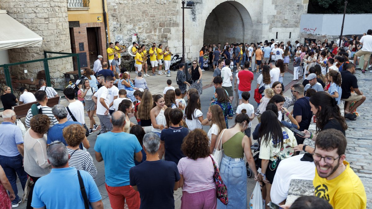 Una charanga ameniza la tarde junto al arco de San Gil.