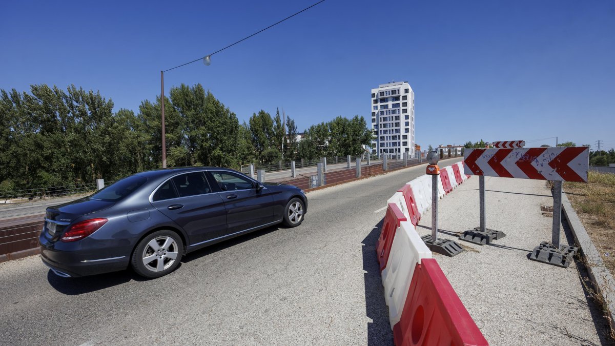 El puente de Capiscol lleva dos años con uno de los carriles cortados ante los problemas de la junta de dilatación. SANTI OTERO