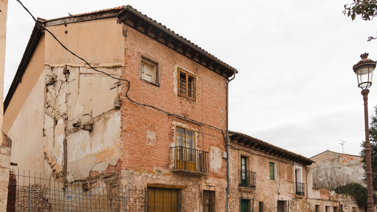Inmuebles que Patrimonio quiere rehabilitar para construir nueve viviendas en la plaza del Sobrado.