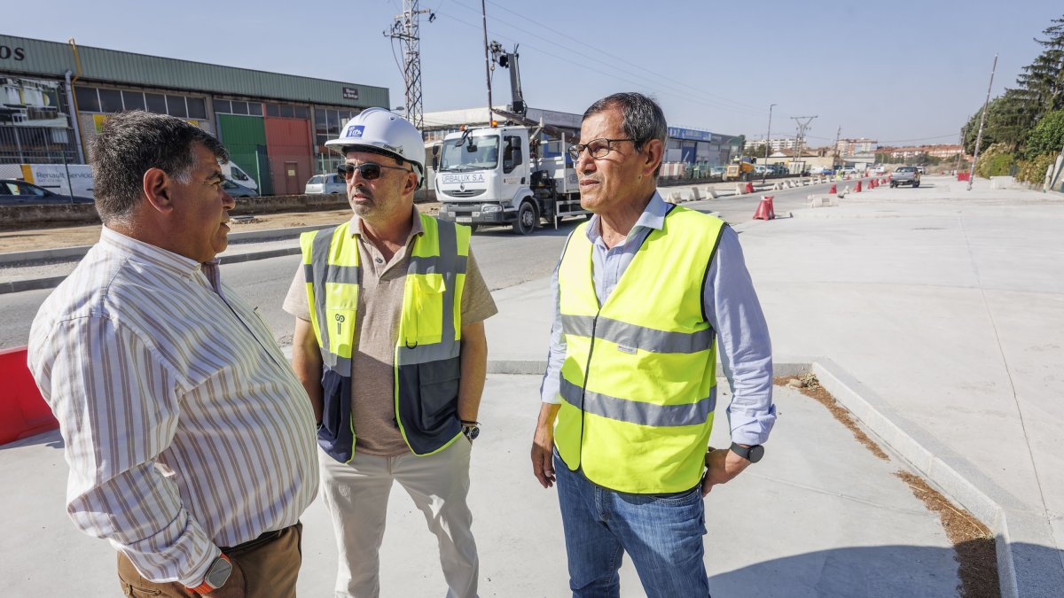 Juan Manuel Manso charla con representantes de las empresas responsables de las obras en Fernando Dancausa, López Rodó y La Bureba.