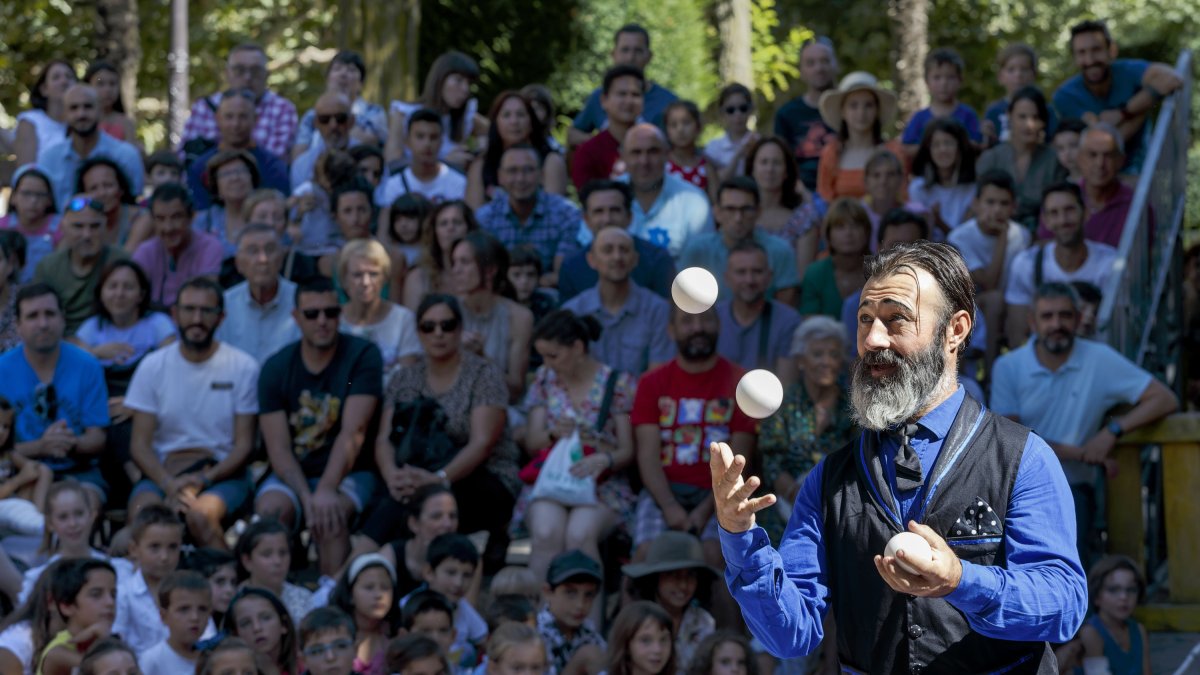 El público es protagonista de la calle en el Festival de las Artes Enclave de Calle.