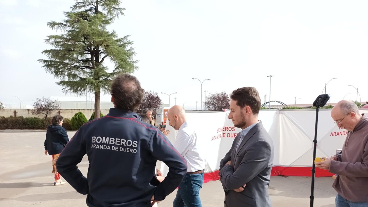 El alcalde en una visita al parque de bomberos de Aranda